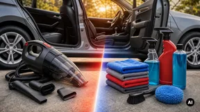 Aspirador auto genérico e produtos de limpeza genéricos lado a lado junto a um carro limpo.